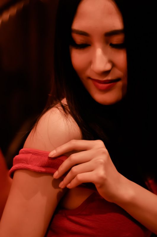 风骚美女红色紧身裙尽显美臀诱惑