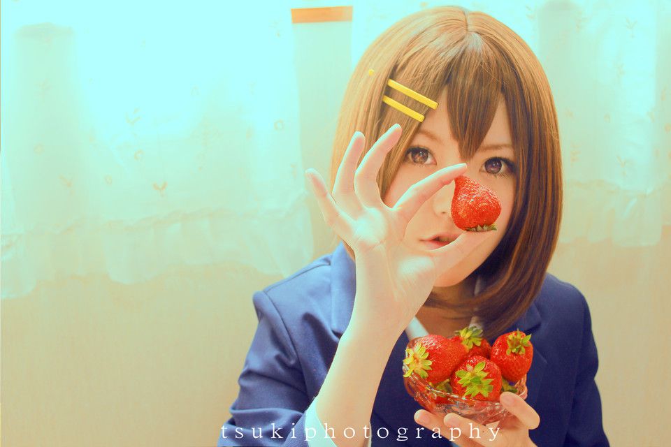 轻音少女cosplay写真显甜美笑容
