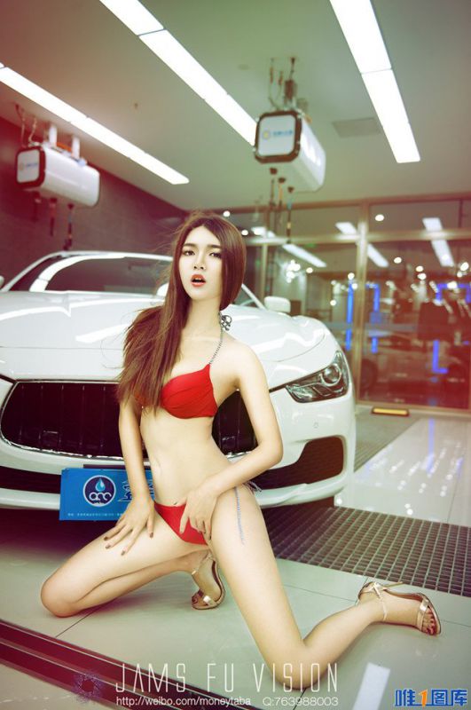 性感车模红色比基尼迷人写真