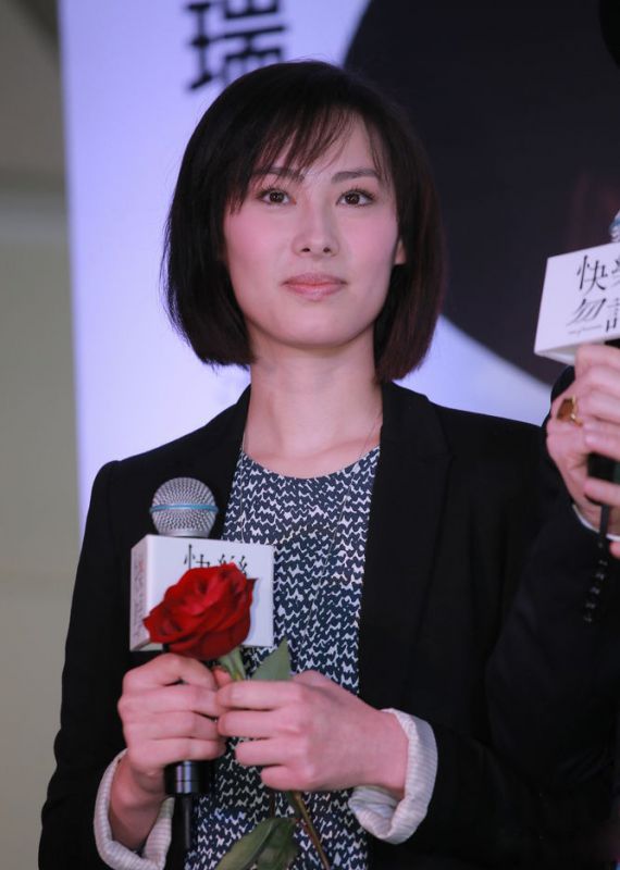 梁洛施黑丝诱惑现身 落座不慎走光