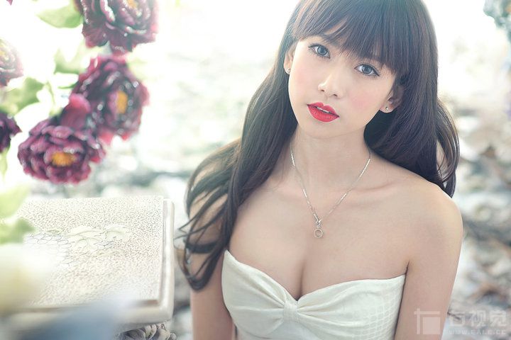 花丛中的大胸萌妹子性感写真