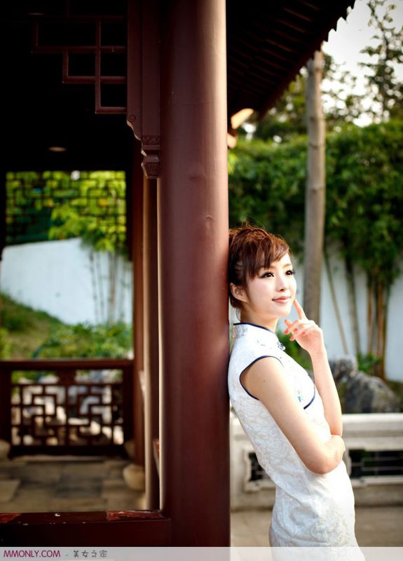 中国古典美女黄诗思户外唯美旗袍写真
