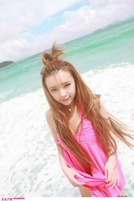 裴紫绮短裙沙滩迷人写真
