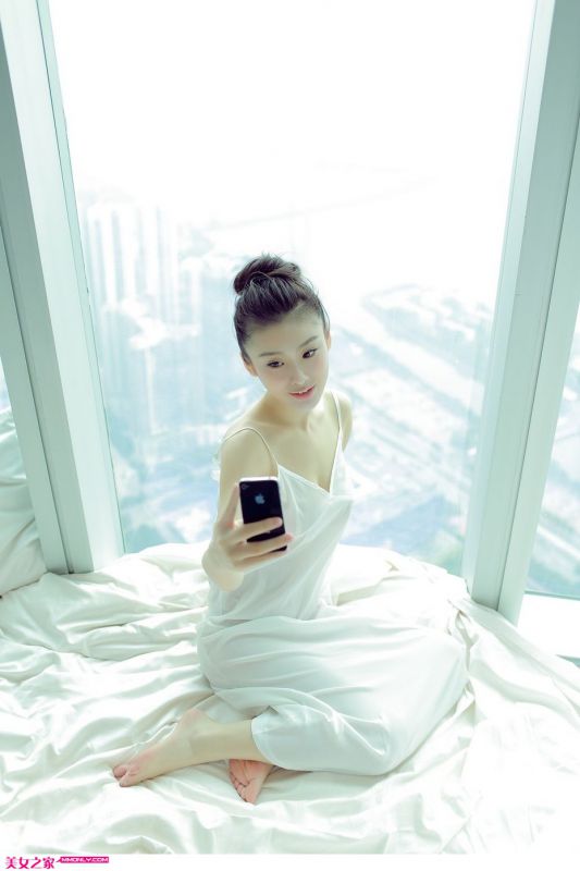 萌妹子黎伊清纯迷人写照