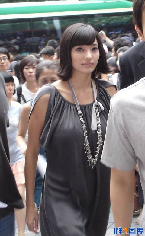 韩国当红女星韩彩英街拍图片