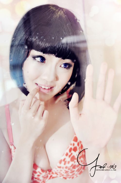 萌妹子闺房大秀性感大胸迷人写真