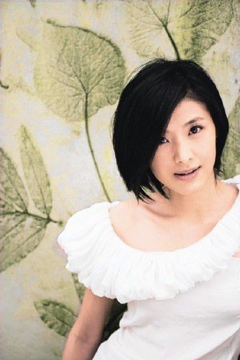 苏慧伦裹胸短裙迷人写真