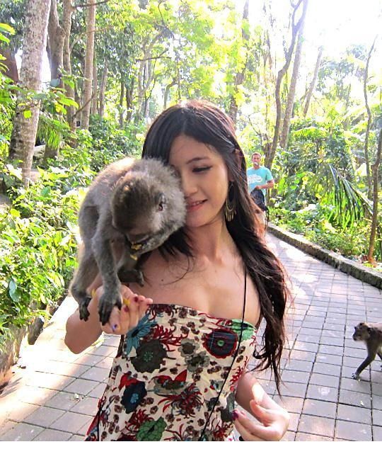性感美女陈维芊遭袭胸诱人图集