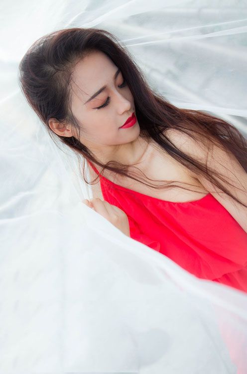 白纱红裙美女性感诱惑写真