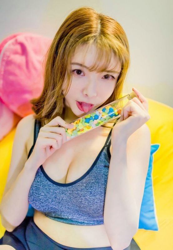 金色混血美女爆乳黑丝性感丝袜美腿气质写真图片