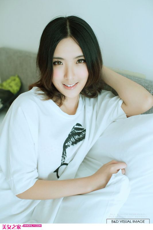 清新美眉室内迷人写真