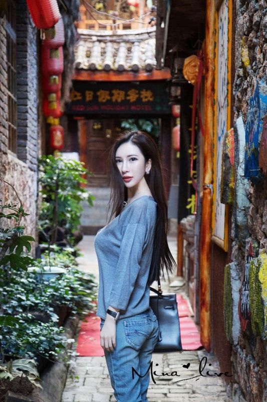 气质混血美女咪娜高清街拍照
