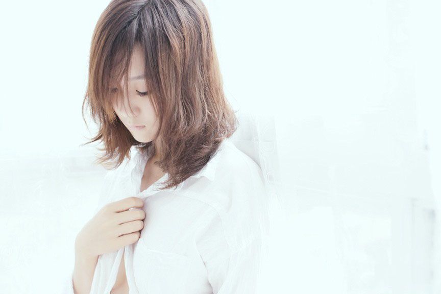 清纯大胸美女白色衬衫性感美臀诱惑写真
