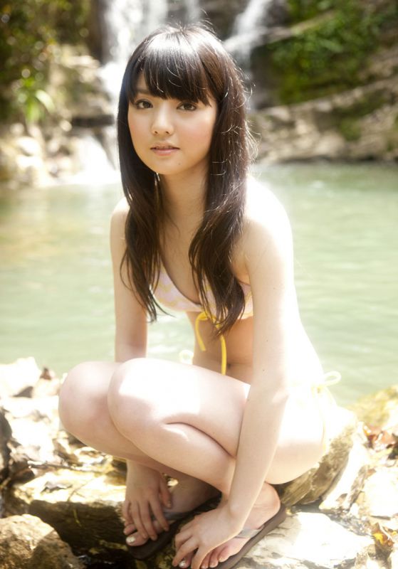 大胸萌妹子比基尼沙滩写真