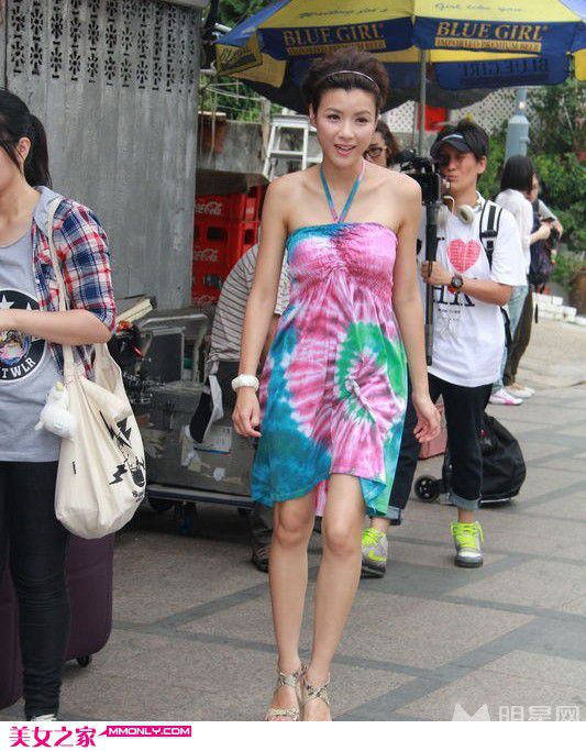 陈茵甜美笑容街拍写真