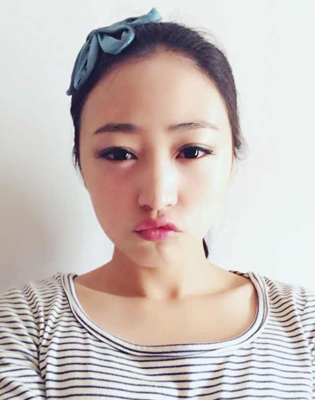清纯萌妹子室内迷人自拍照