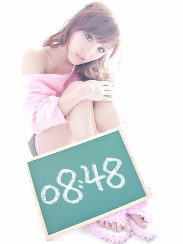 甜美笑容萌妹子私房显露爆乳迷人写真