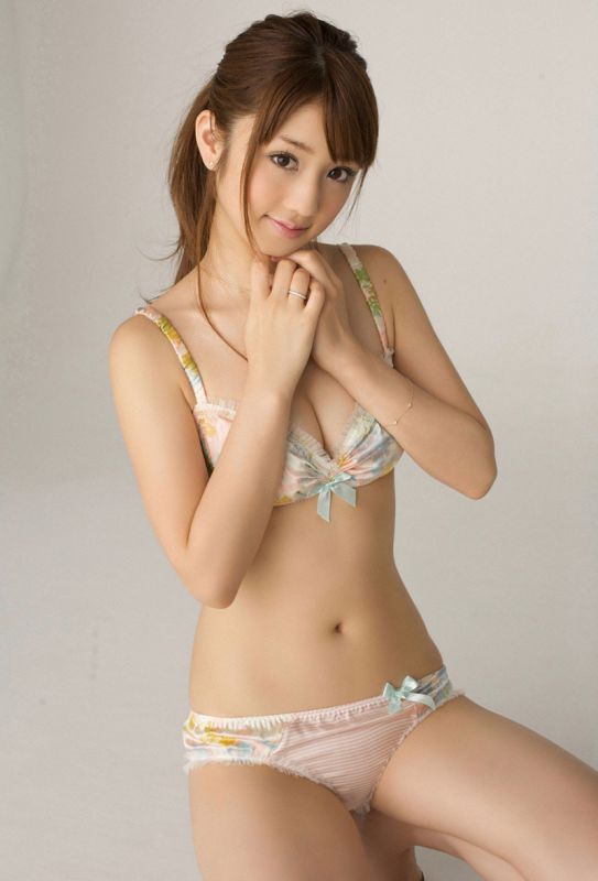 翘臀美女小仓优子内衣私房写真