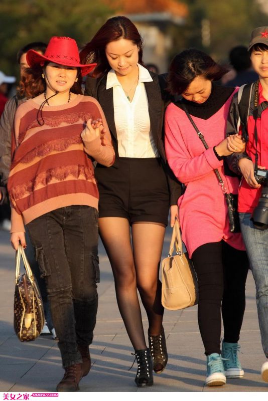 街拍制服黑丝美女高清图集