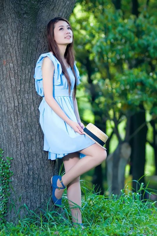蓝短裙萌妹子小清新户外写真