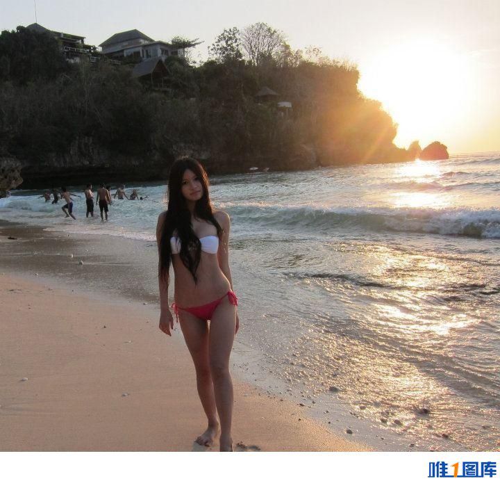 美女陈维芊沙滩比基尼写真