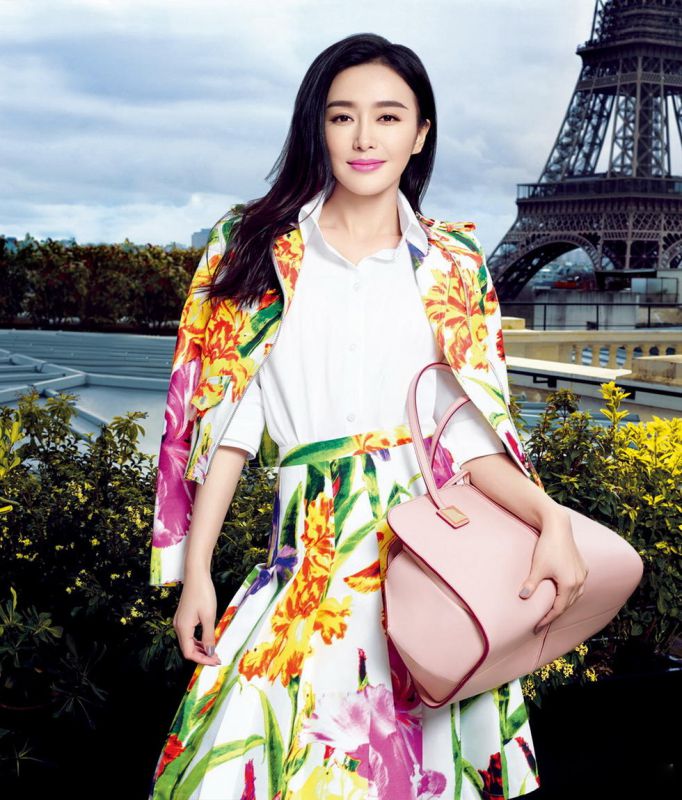 秦岚明亮彩衣街拍照