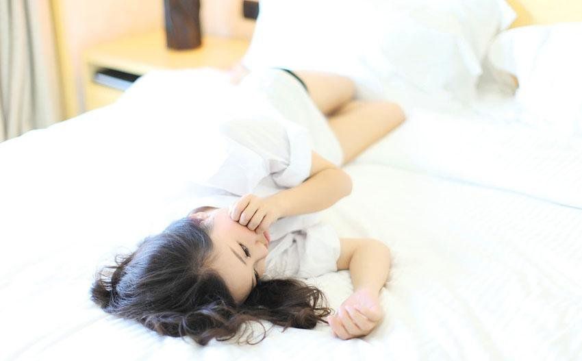 纯白萌妹子私房秀美腿写真
