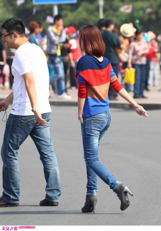 成熟美女紧身牛仔裤图片
