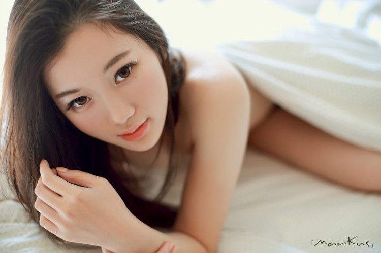 清纯可人美女透视装美臀诱惑内衣秀