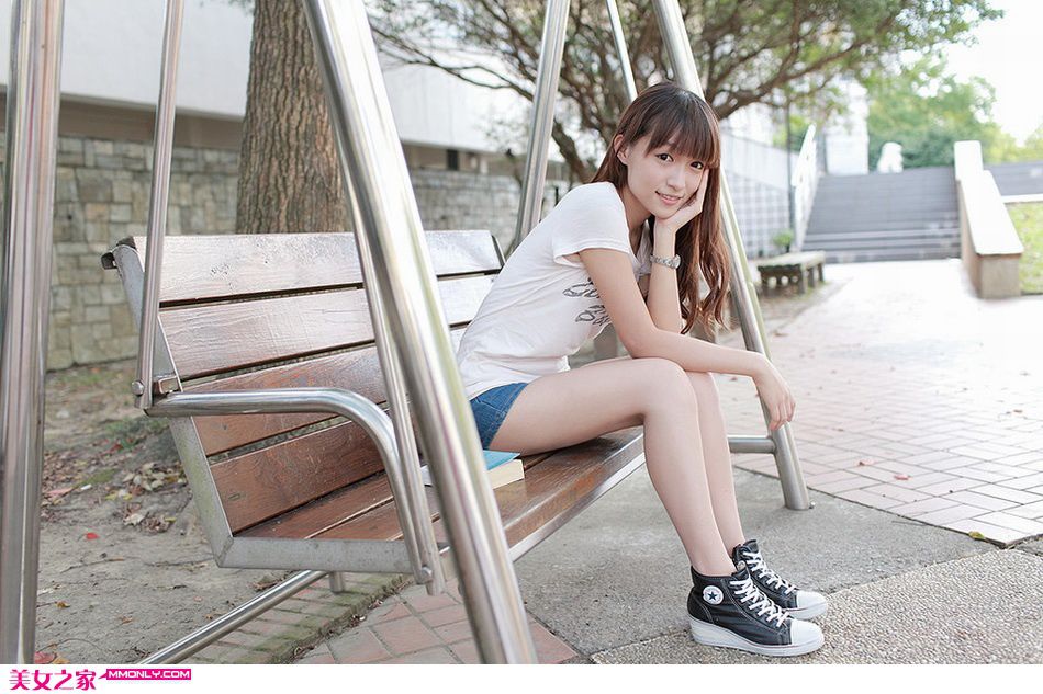 活泼清纯萌妹子秋日高清写真