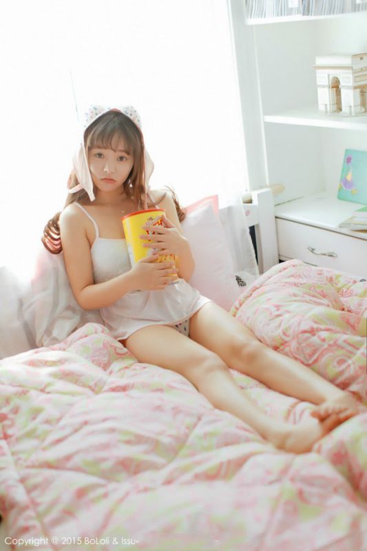 爱吃零食美少女私房睡衣迷人大胸