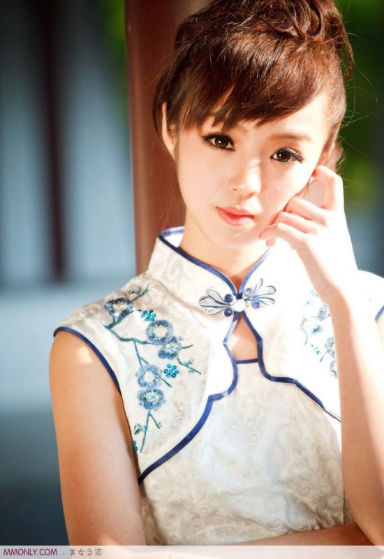 中国古典美女黄诗思户外唯美旗袍写真