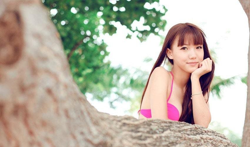 可爱萌妹子粉红内衣迷人写真