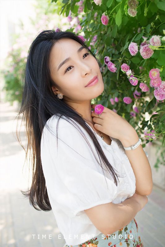 玫瑰花海校花清新迷人写真