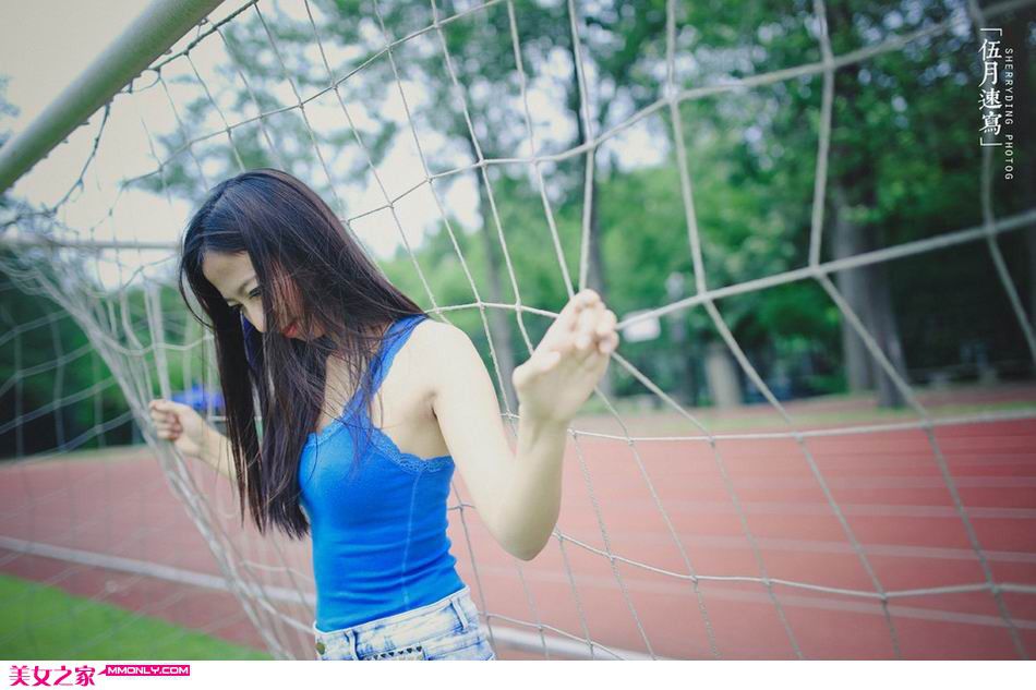 小道上的清纯迷人校花写真