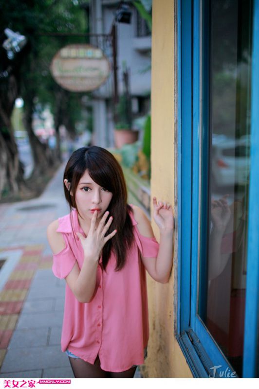职场清纯美女演绎性感诱惑