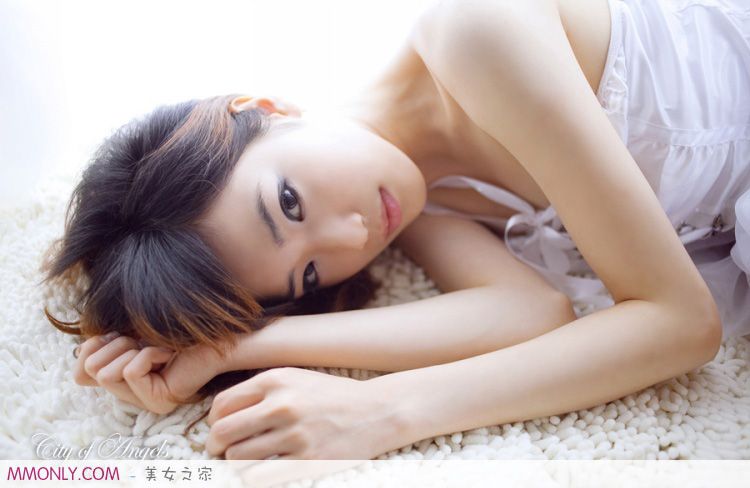 萌妹子上演白色诱惑私房照
