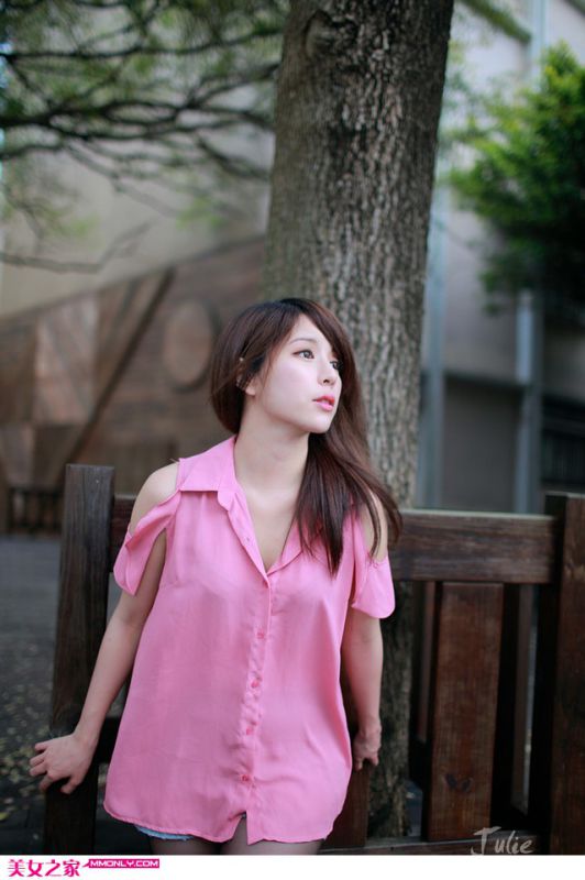 职场清纯美女演绎性感诱惑