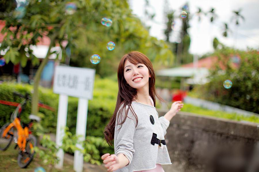 清纯可人美女户外高清写真