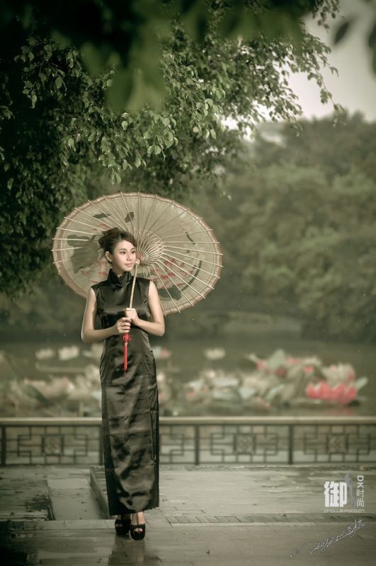 古典旗袍美女荷塘月色中唯美写真图片