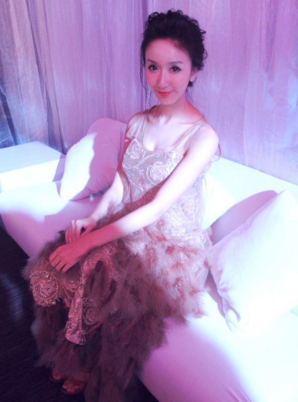 娄艺潇甜美可人高清写真