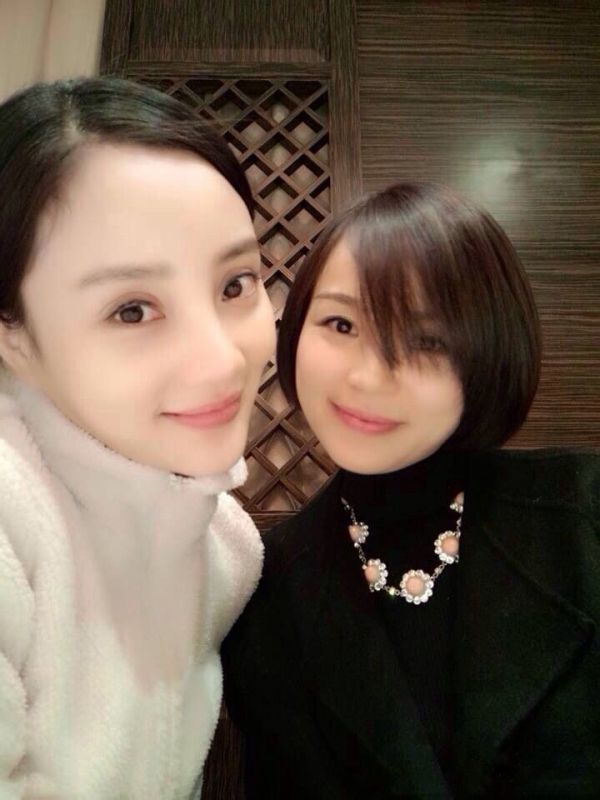 李小璐与朋友素颜生活照