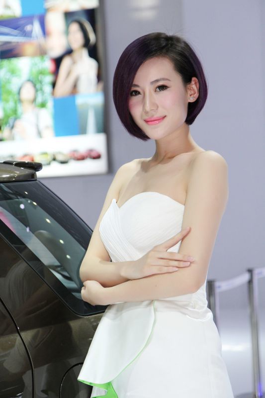 性感车模妩媚妖娆姿态迷人写真