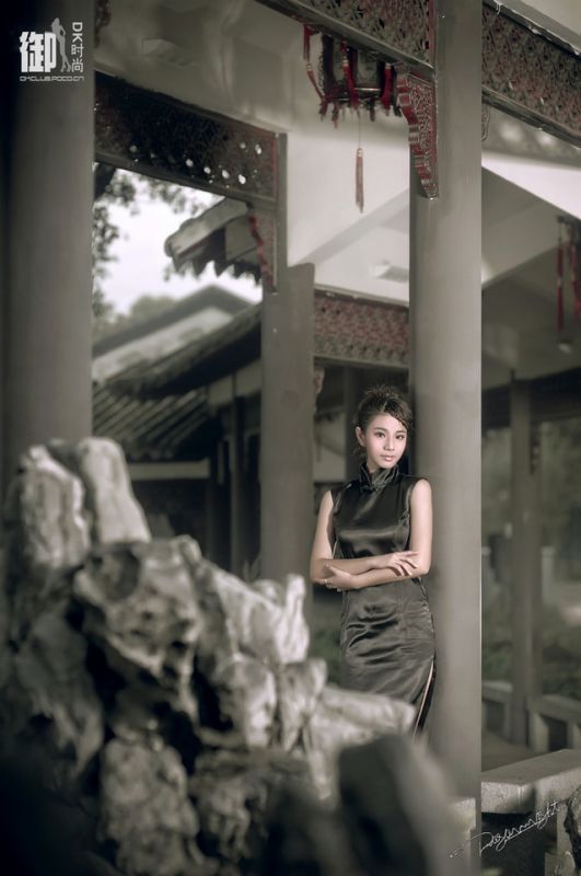 古典旗袍美女荷塘月色中唯美写真图片