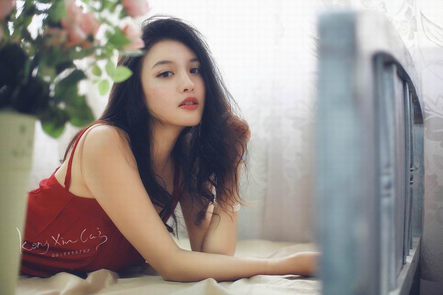 养眼红裙美眉私房迷人写真照