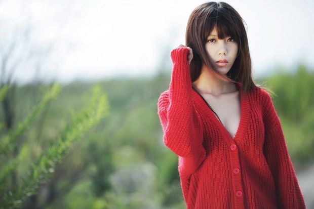 红衣萌妹子显露大胸野外写真
