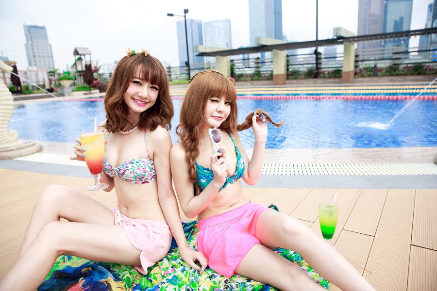 可爱小美眉泳池比基尼迷人写真