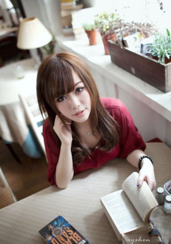 红衣萌妹子闲暇下午时光写真拍摄