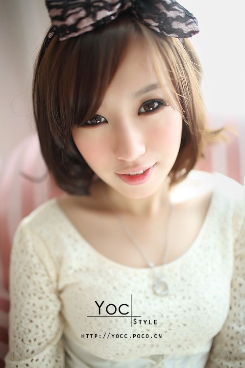 短发萌妹子短裙室内迷人写真