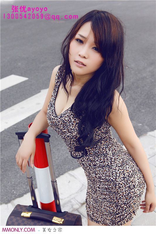 街拍爆乳美女张优性感豹纹短裙诱人图片